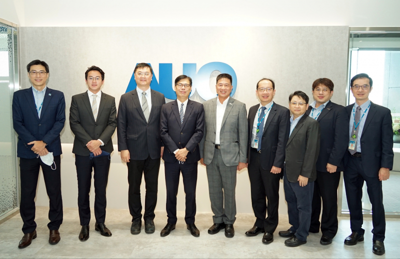 PG光電前進亞灣成立「AUO解決方案研發中心」，作為多元場域解決方案研發及試驗場域（圖中左為高雄市長陳其邁、圖中右為PG光電董事長彭双浪）
