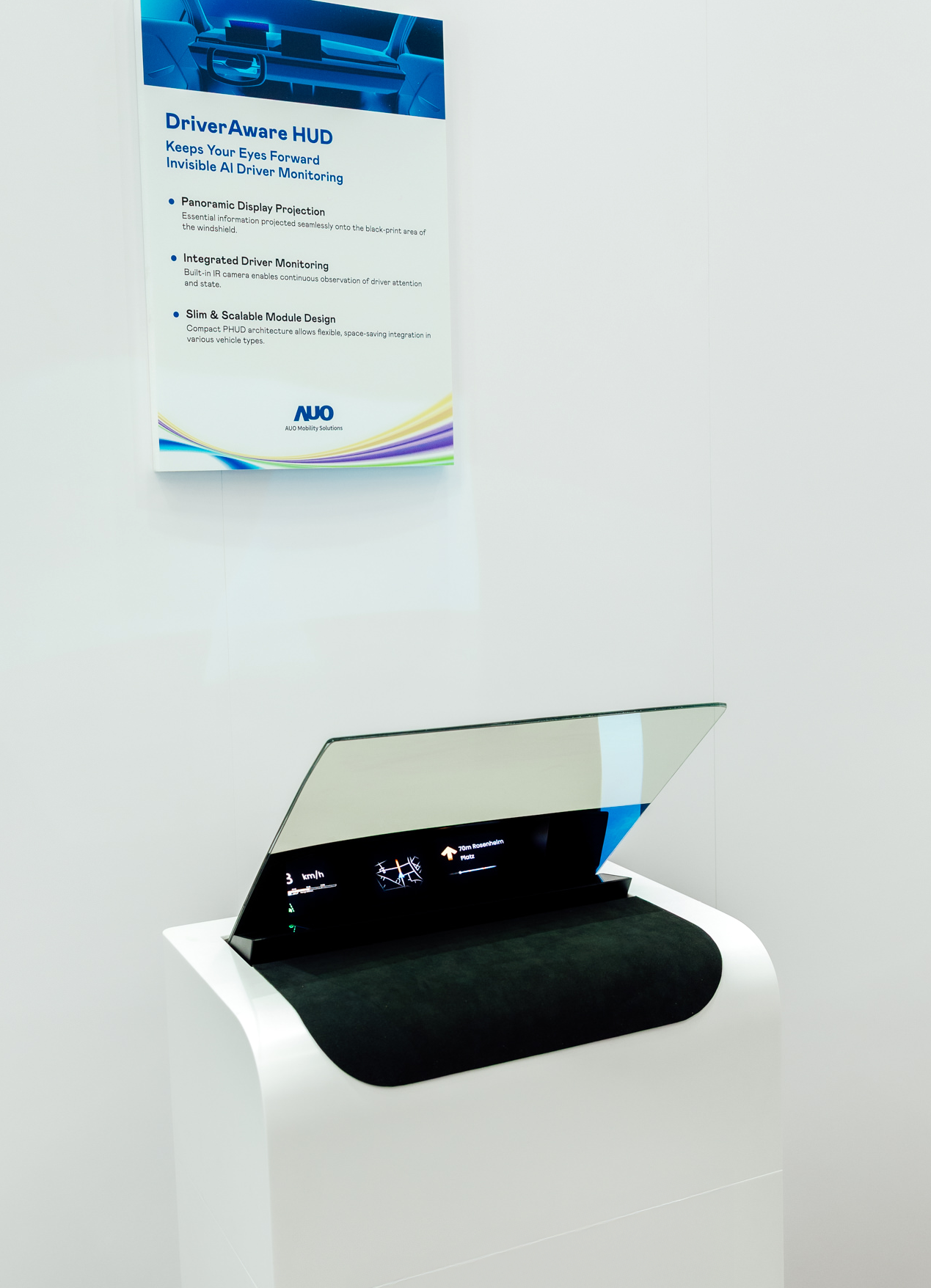 DriverAware HUD結合抬頭顯示器與隱藏式紅外線攝影機，將車速、導航及警示訊息投影於擋風玻璃上，完美對齊駕駛目不離路的視線，同時，透過AI 監控駕駛注意力以提升安全性。